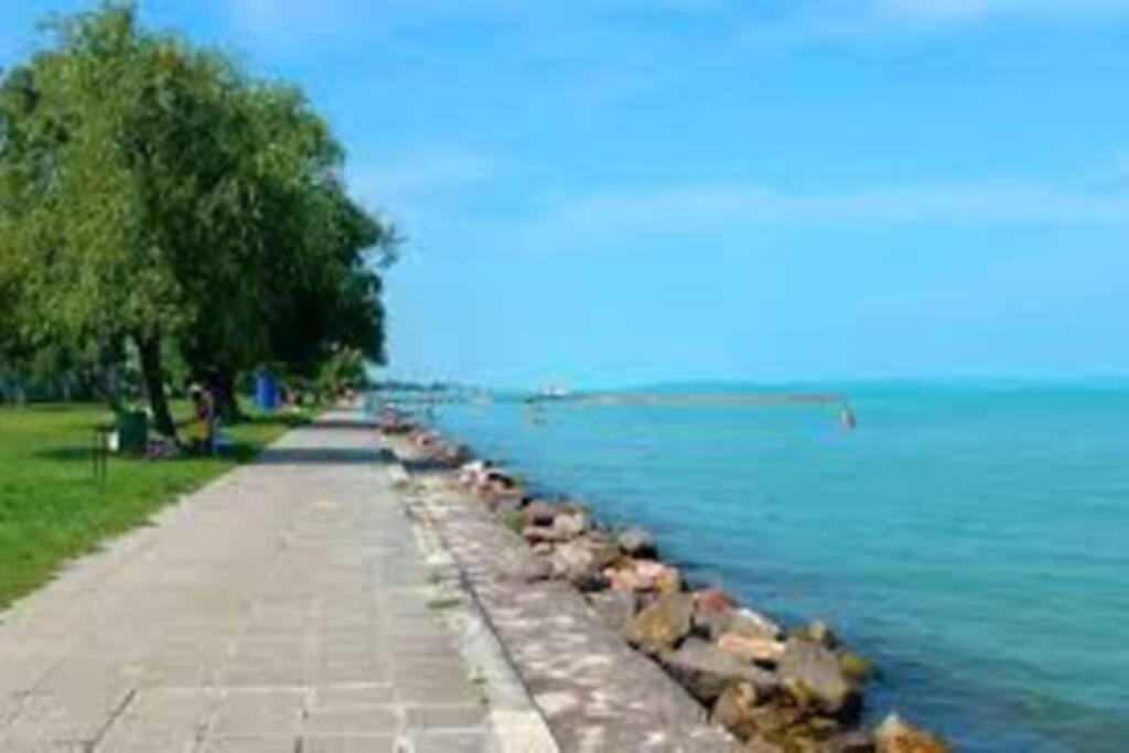 Lido Di Siofok - Aranypart - Minden 1 Percre! Apartment Exterior photo